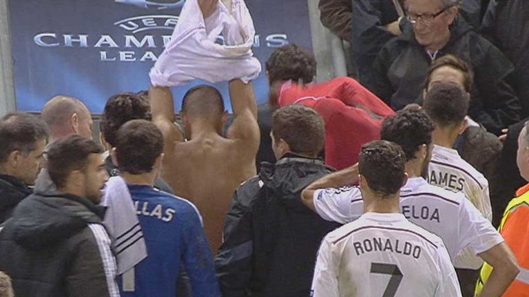 Balotelli och Pepe byter tröjor, i halvtid!