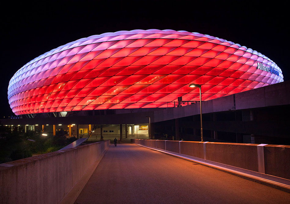 Allianz Arena, här i rött!