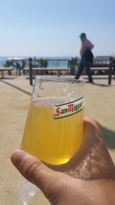 Njut av en cerveza con limón på någon av strandbarerna