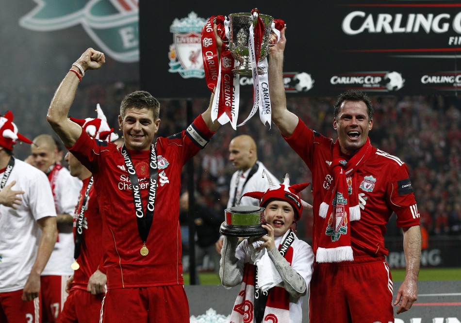 Gerrard och Carragher lyfter bucklan 2012. Då hetter turneringen Carling Cup. Återstår att se om de lyckas återupprepa den bedriften i år. Foto: The Times