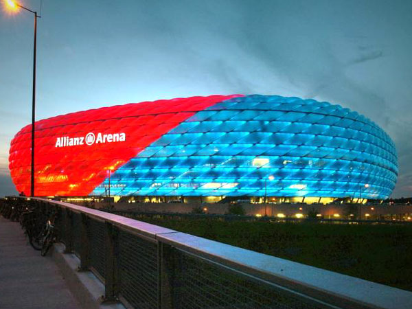 Allianz Arena i olika färger, mäktigt!
