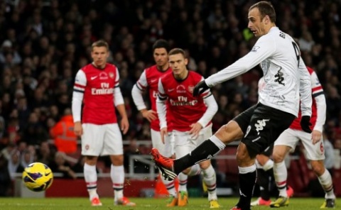 Berbatov vet hur man gör mål på Arsenal, här på straff i Fulhams tröja  Foto: Novinite